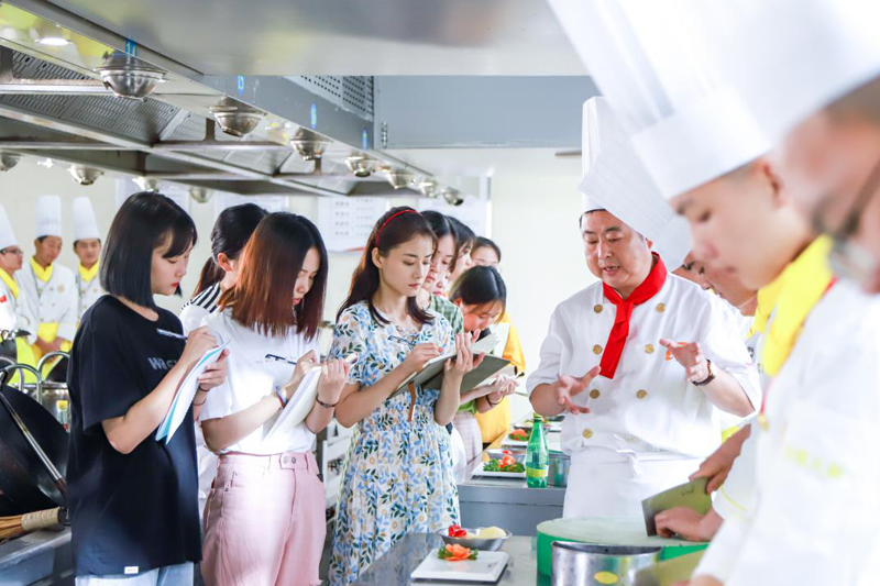 柴碧云来到新东方烹饪学习厨艺