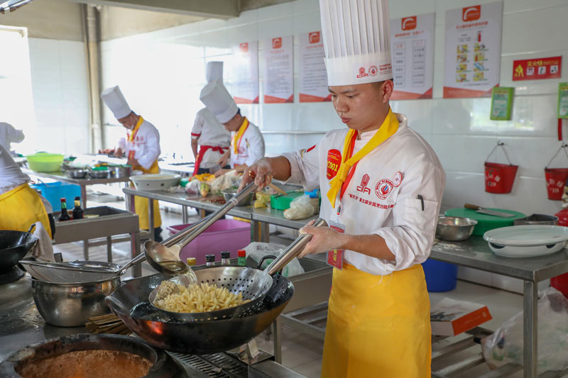 　“新东方杯”第五届全国烹饪技能大赛参赛选手比赛图片