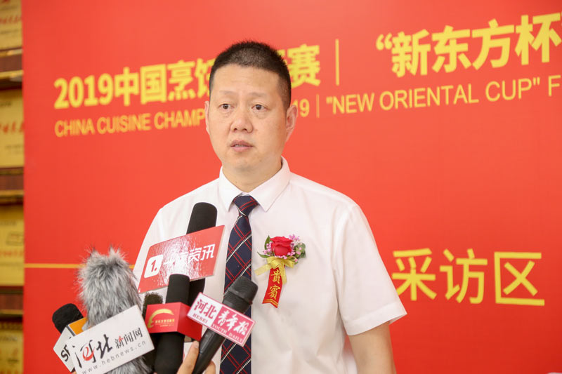 中国东方教育烹饪第一事业部总经理金晓峰接受媒体采访