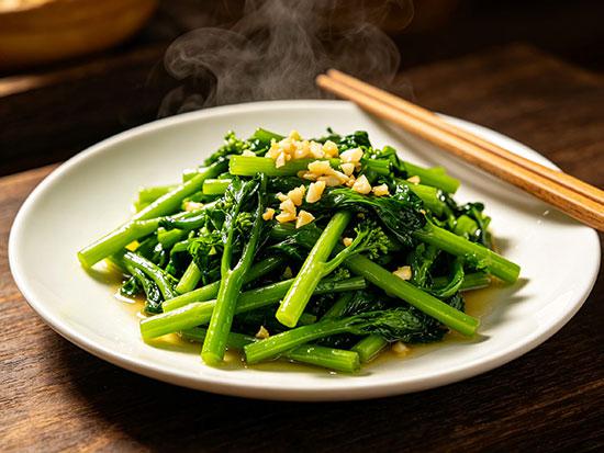 炒茼蒿：清脆碧绿，蒜香扑鼻