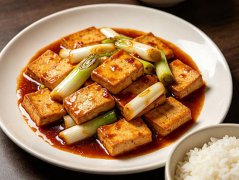 葱烧豆腐：简单一烧，比肉还香
