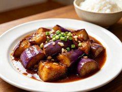 红烧茄子：软糯入味，不油不腻